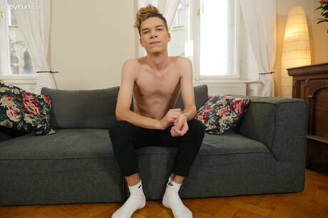 Il ragazzo sexy Axel Bolt mostra un corpo meraviglioso