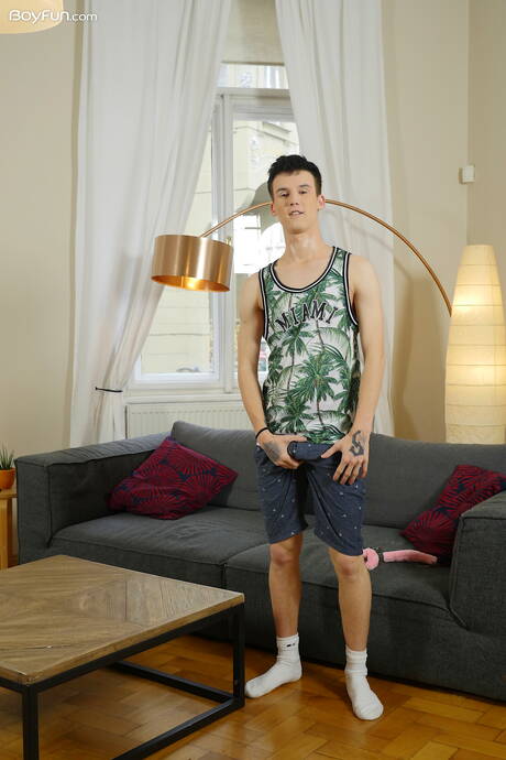 Der junge Kaleb Cross posiert nackt