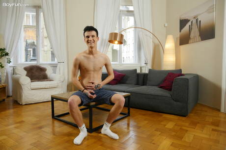 Der junge Kaleb Cross posiert nackt