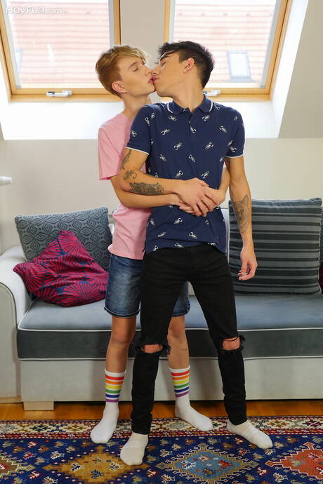 Boyfun: Il giovane Angel Rivers e il bellissimo Roman Capellini si scopano il culo dopo aver succhiato un cazzo