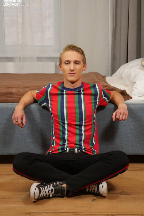 Twink Oliver Morgenson posing nude