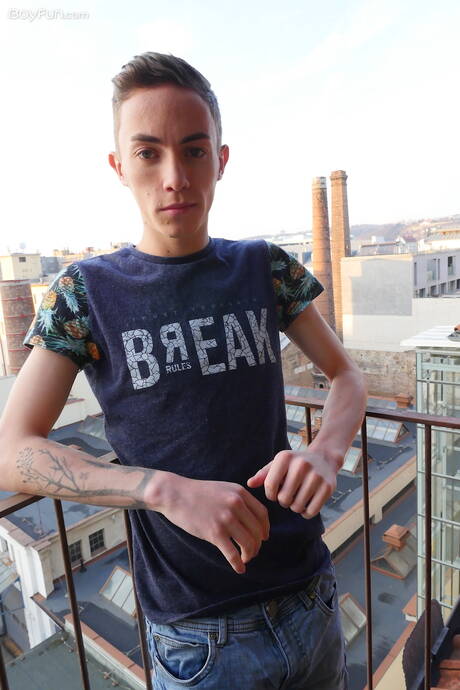 Il bel ragazzo Nick Danner si masturba all