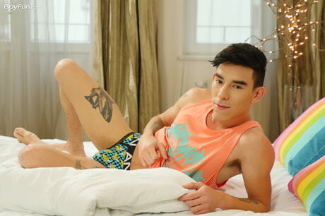 拉丁裔帥哥 Roman Capellini 脫衣服露出屁股