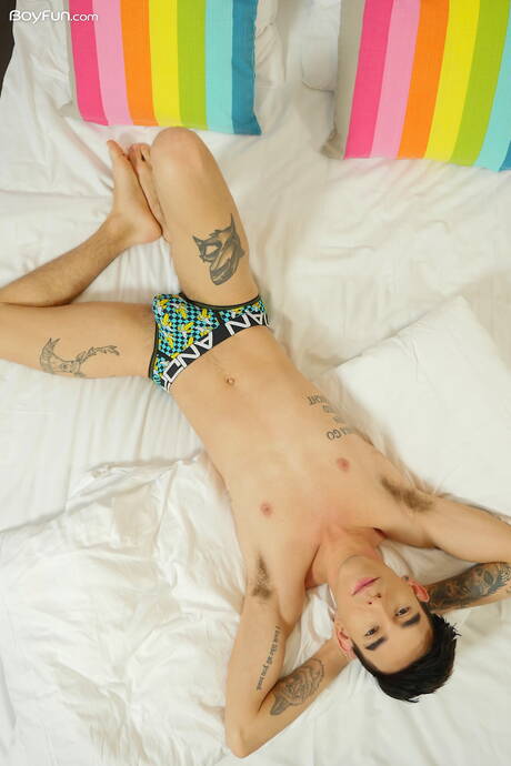 拉丁裔帥哥 Roman Capellini 脫衣服露出屁股