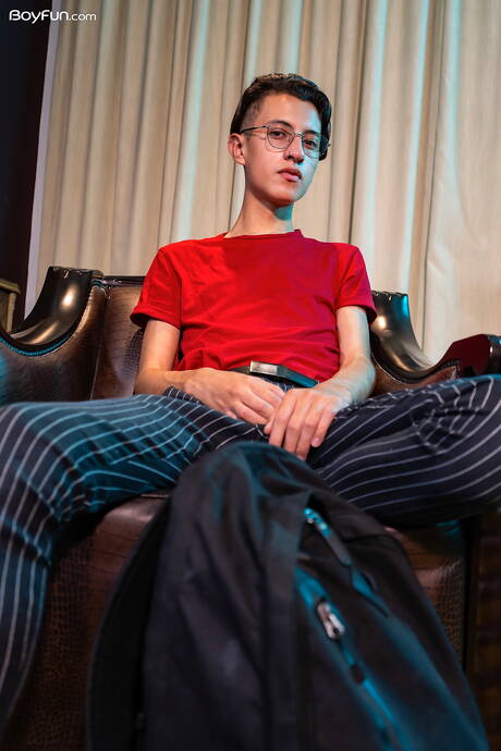 Der hübsche Latino-Junge Will Nouvak wichst seinen Schwanz