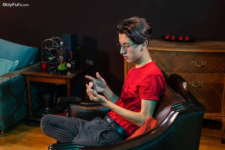 Der hübsche Latino-Junge Will Nouvak wichst seinen Schwanz