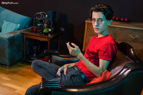 Der hübsche Latino-Junge Will Nouvak wichst seinen Schwanz