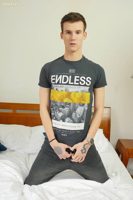 Twink Kaleb Cross wichst