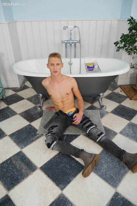 Hot twink Oliver Morgenson posing nude and showing hot ass in bathroom