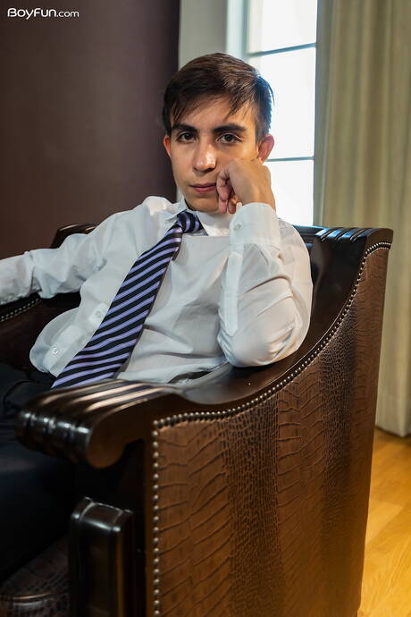 Piękny latynoski chłopak Dave Andrew drażni swojego penisa