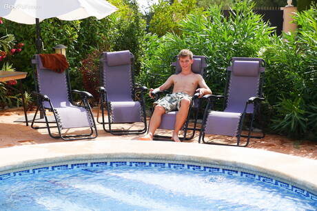 O gostoso Jacob Dolce posando nu na piscina