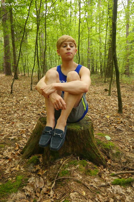 Amerykański młodzieniec Daniel Hausser pozuje nago i pokazuje tyłek na zewnątrz