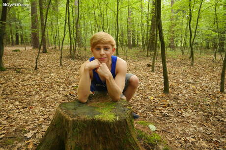 Amerykański młodzieniec Daniel Hausser pozuje nago i pokazuje tyłek na zewnątrz