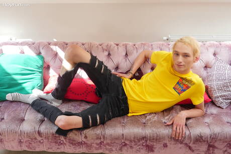 Il giovane ragazzo Justin Stone mostra un corpo bellissimo