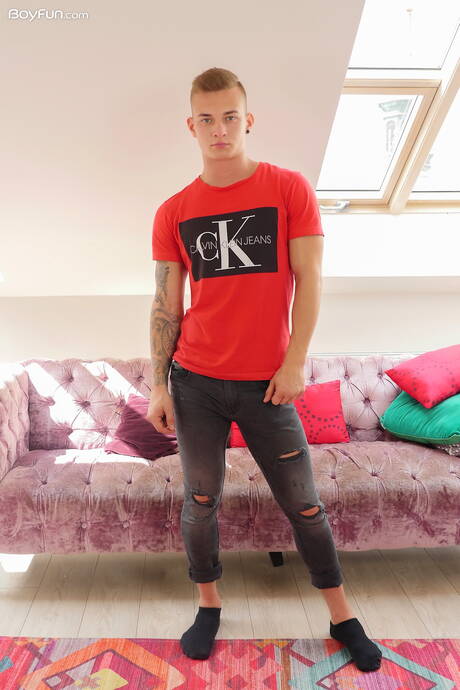 Husky guy Lucas Drake shows a beautiful body