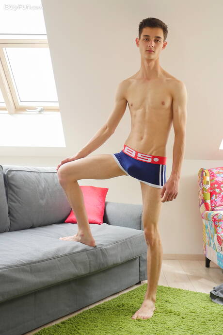 Hot twink Alan Caine shows a perfect body