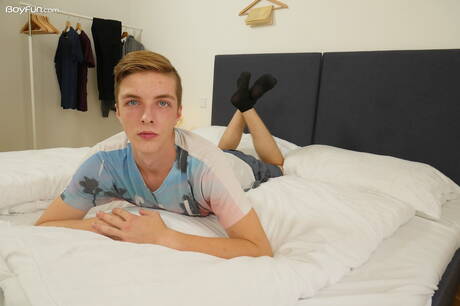 ホットなトゥインクのトニー・ミラークが服を脱いで素敵なお尻を見せる