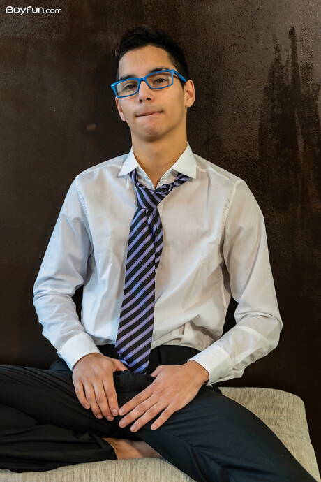 Le minet latin Francis Gerard se branle