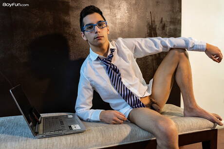 Der heiße Latino-Twink Francis Gerard wichst