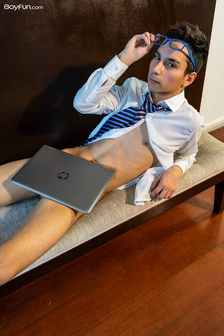 Der heiße Latino-Twink Francis Gerard wichst