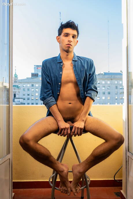 Der argentinische Twink Fabrice Rossi wichst