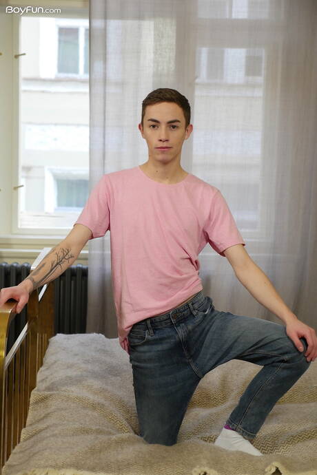 Il bel ragazzo Nick Danner si spoglia e mostra il suo sedere