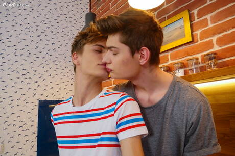 Dwóch czeskich chłopców, gorący młodzieniec Curtis Cameron i młodzieniec Kieran Karlsson w gorącym tyłku w kuchni