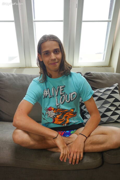 Der schöne Junge Jake Olsen zieht sich aus und zeigt seinen knackigen Hintern