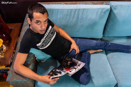 Der argentinische Schönling Giorgio Angelo wichst mit einem Spielzeug