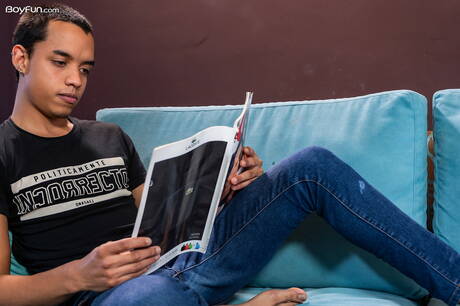 Der argentinische Schönling Giorgio Angelo wichst mit einem Spielzeug