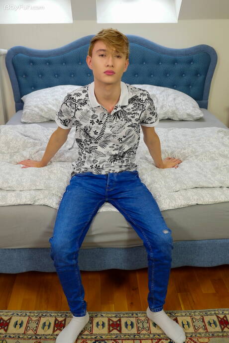 若いエンジェル・リバーズが服を脱いでセクシーなお尻を見せる