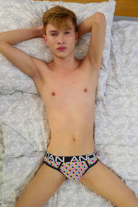 若いエンジェル・リバーズが服を脱いでセクシーなお尻を見せる