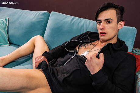 Argentijnse jonge Sly Conan masturbeert