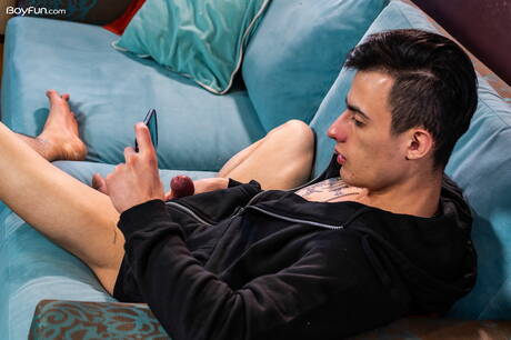 Argentijnse jonge Sly Conan masturbeert