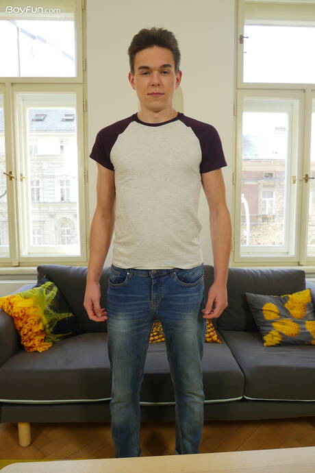 年輕帥哥 Craig Keller 裸體擺造型，秀出性感臀部