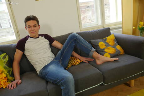 年輕帥哥 Craig Keller 裸體擺造型，秀出性感臀部