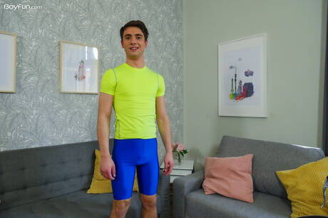 Der junge Archie Hunt zeigt einen perfekten Körper