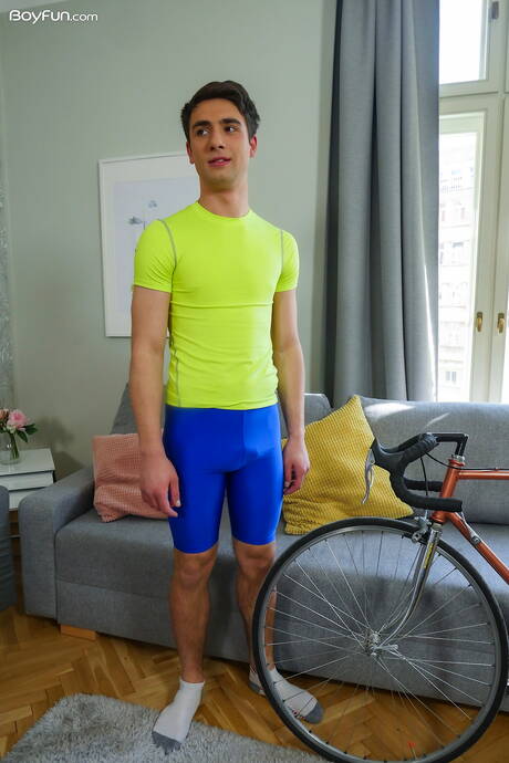 Der junge Archie Hunt zeigt einen perfekten Körper