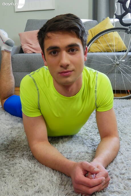 Der junge Archie Hunt zeigt einen perfekten Körper