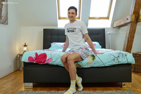 Gorący młodzieniec Maksym King rozbiera się i pokazuje gorący tyłek