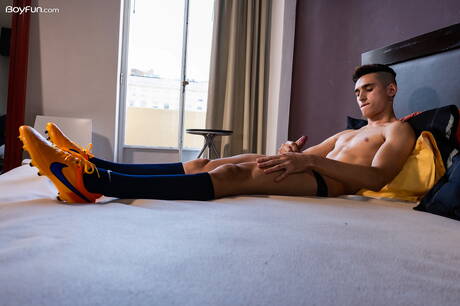 Piękny latynoski chłopiec Sonny Davon drażni się z zabawką seksualną