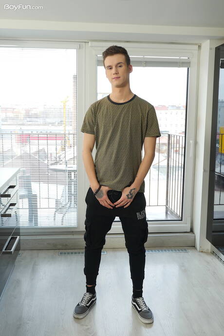 Der junge Kaleb Cross zieht sich aus und zeigt einen schönen Hintern