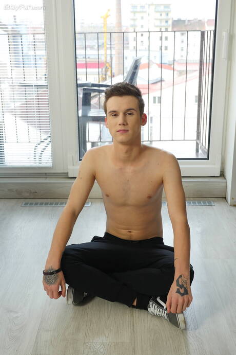 Der junge Kaleb Cross zieht sich aus und zeigt einen schönen Hintern