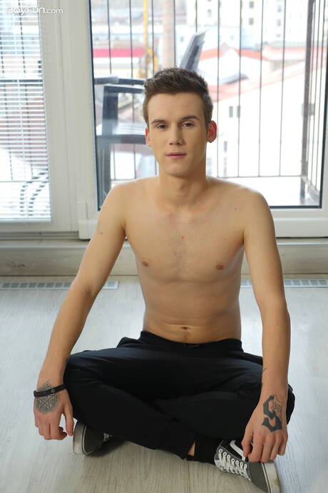 Der junge Kaleb Cross zieht sich aus und zeigt einen schönen Hintern