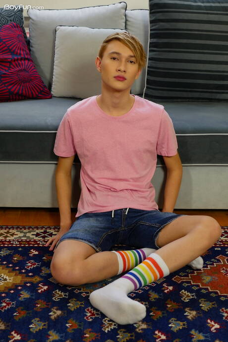 Jonge Angel Rivers wordt naakt en laat haar mooie kont zien