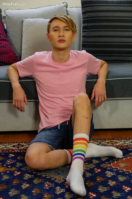 Boyfun: La giovane Angel Rivers si spoglia e mostra il suo bel sedere