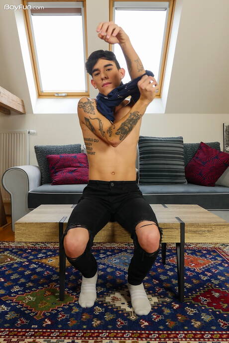 拉丁小男孩 Roman Capellini 脫光衣服露出臀部