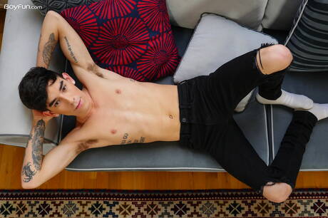 拉丁小男孩 Roman Capellini 脫光衣服露出臀部