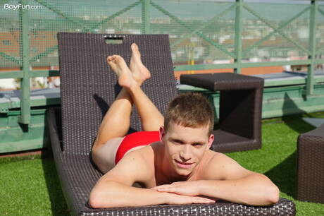 El joven Jacob Dolce posando desnudo al aire libre
