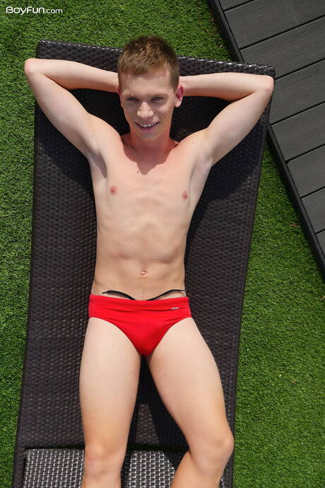 El joven Jacob Dolce posando desnudo al aire libre